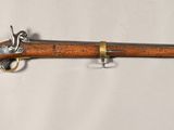 un vieux fusil accroché au mur d'une pièce