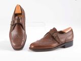 une paire de chaussures en cuir marron pour homme sur fond blanc