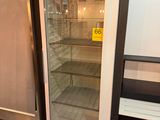 une photo d'un réfrigérateur dans un magasin, dont la porte est ouverte