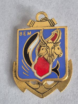 gros plan d'un badge sur une surface blanche