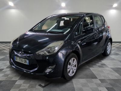 la photo d'une voiture noire garée dans un garage