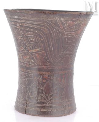 un vase marron posé sur une surface blanche