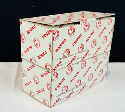 une boîte blanche avec une inscription rouge, posée sur une table