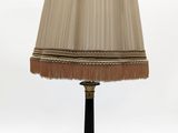une image d'une lampe de table avec un abat-jour beige