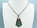 un collier en argent avec un pendentif en pierre verte sur un mannequin