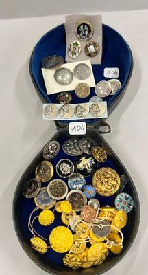 beaucoup de pièces d'or et d'argent dans un écrin bleu
