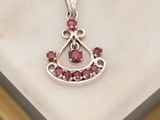 pendentif en argent sterling orné de tourmalines roses sur un fond de marbre blanc