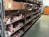 de nombreux cartons sur les étagères de l'entrepôt