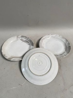 trois assiettes posées sur une table