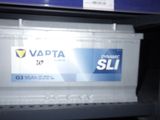 une photo d'une batterie de voiture posée sur une étagère dans un magasin