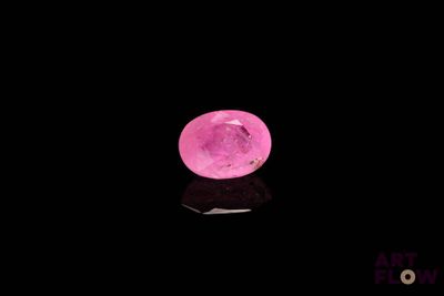 gros plan d'un diamant rose sur une surface noire