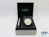 une photo d'une montre dans un coffret contenant un stylo
