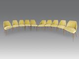 un lot de six chaises jaunes à pieds en bois