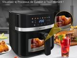 une friteuse noire et argentée posée sur un comptoir