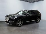Un SUV Volvo noir est garé dans une grande pièce.