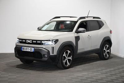 le SUV blanc est garé dans une pièce au sol en damier