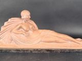 statue d'une femme allongée sur un socle en marbre