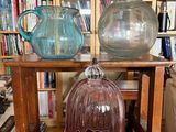 deux vases posés sur une table en bois dans un salon