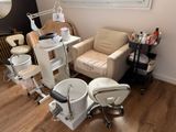 une pièce avec une chaise, une chaise, une table et un miroir