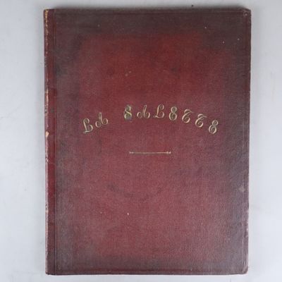 un vieux livre rouge sur lequel figurent des chiffres, posé sur une table