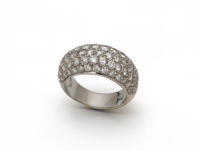 gros plan d'une bague en diamant sur fond blanc