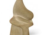 sculpture représentant le visage d'une femme, réalisée en pierre sur fond blanc