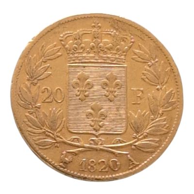 Gros plan sur une pièce d'or ornée d'une couronne