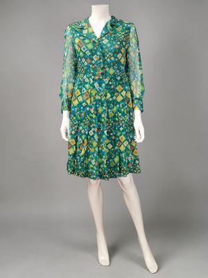 une robe à imprimé floral vert et jaune sur un mannequin, un mannequin, un mannequin, un mannequin, un mannequin, un mannequin, un mannequin, un mannequin, un mannequin, un mannequin, un mannequin, un mannequin, un mannequin, un mannequin, un mannequin, un mannequin, un mannequin, un mannequin, un mannequin, un mannequin, un mannequin, un mannequin, un mannequin, un mannequin, un mannequin, un mannequin, un mannequin, un mannequin, un mannequin, un mannequin, un mannequin, un mannequin, un manne