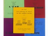 quatre livres de couleurs différentes sont empilés les uns sur les autres