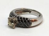 une bague en argent sertie de pierres noires et blanches