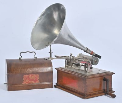 un gramophone à l'ancienne et un coffret en bois