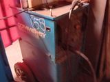 une machine bleue qui se trouve dans une pièce