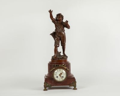 une image représentant une horloge surmontée d'une statue
