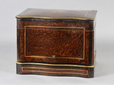une boîte ancienne en bois, ornée de ferrures en laiton et dotée d'un tiroir sur le dessus