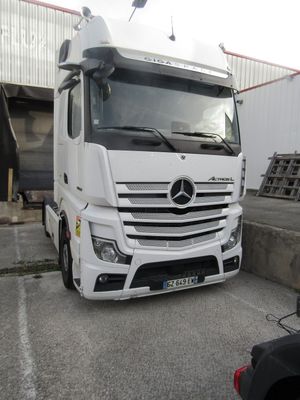 un camion blanc garé dans un parking