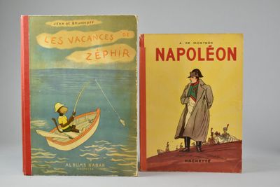 deux livres sont posés l'un à côté de l'autre sur une table