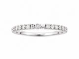 une bague en or blanc sertie de diamants sur le côté