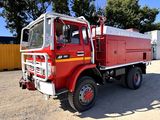 un camion de pompiers rouge garé sur un parking