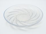 un saladier en verre transparent orné d'un motif en spirale