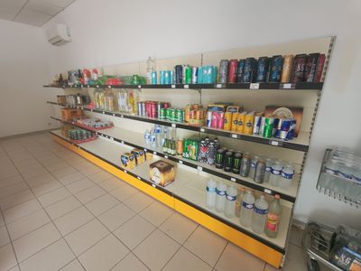 de nombreuses étagères remplies de boissons dans le magasin