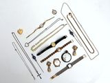 de nombreux types de colliers et de bracelets disposés sur une surface blanche