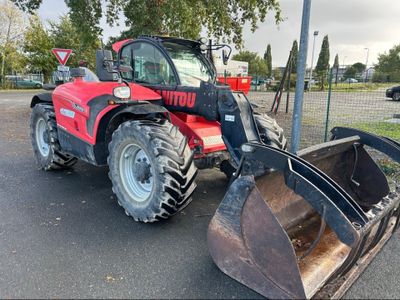 un tracteur garé sur le parking