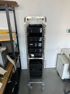 une photo d'une pièce avec un bureau d'ordinateur et des étagères