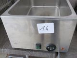 un évier en acier inoxydable posé sur une table dans une cuisine