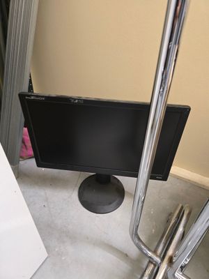 une image représentant un écran d'ordinateur posé sur un bureau