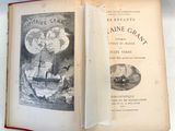 un livre ouvert avec l'image d'un bateau au milieu