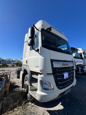 de nombreux camions garés ensemble sur un parking