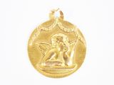 une image représentant un pendentif en or orné d'un ange