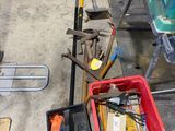 une boîte rouge contenant des outils, posée sur le sol