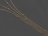 une collection de colliers en or, par personne